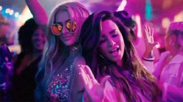 Les lunettes de soleil de Paris Hilton dans le clip Sorry not Sorry de Demi Lovato