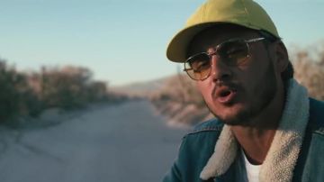 Les lunettes aux verres jaunes de Deen Burdigo dans le clip Pas une autre