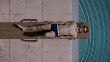 El bañador de Yves Saint Laurent (Pierre Niney) en Yves Saint Laurent