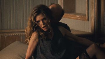 Le top gris de Michelle Pfeiffer dans Mother !