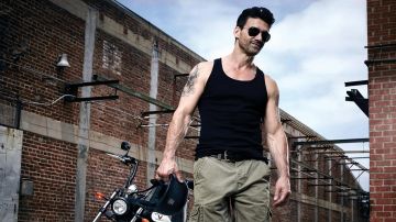 The khaki pants of Alvey Kulina (Frank Grillo) in Kingdom S01E01