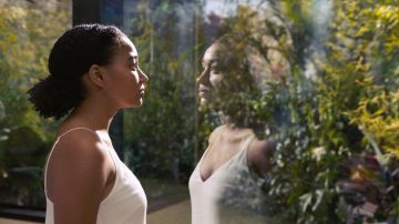 Simple white loose fitting nightdress worn by Maddy Whittier (Amandla Stenberg) as seen in Everything, Everything