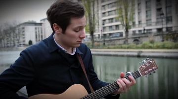 La veste bleu marine de Vianney dans son clip On est bien comme ça