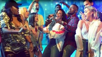 Pinky/Pêche et de blanc blouson porté par Demi Lovato comme on le voit dans l'Désolé de ne pas Désolé de Vidéo Clip