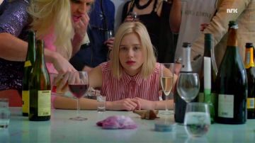 The shirt without sleeves striped red and white of Noora Amalie Sætre (Josefine Frida Pettersen) in Skam S02E08