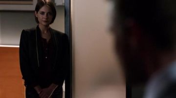 Le blazer noir de Thea Queen (Willa Holland) dans Arrow S05E21