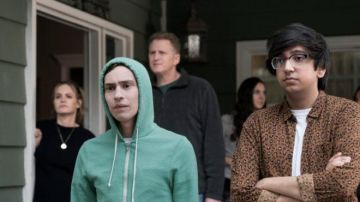 The shirt patterned leopard Zahid (Nik Dodani) in Typical S01E08