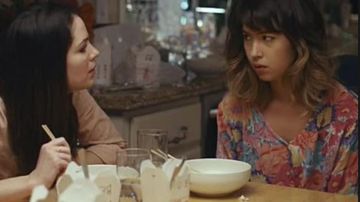 Camiseta de flores de Annie Fenton (Nichole Bloom) en Teenage Cocktail