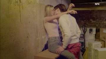 The crop top pink Noora Amalie Sætre (Josefine Frida Pettersen) in Skam S02E07
