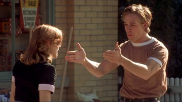 The T-shirt of Noah Calhoun (Ryan Gosling) in never forget