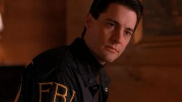 The jacket of the FBI Dale Cooper (Kyle MacLachlan) in Twin Peaks S01E06
