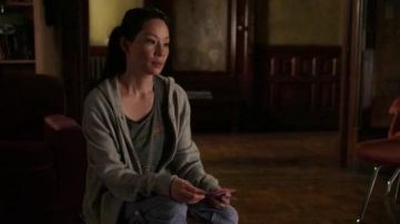 Chaleco gris de Joan Watson (Lucy Liu) en Elementary S02E24