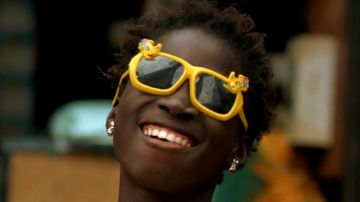 Las gafas de sol de Sili (Lissa Balera) en The Little Sun Saleswoman