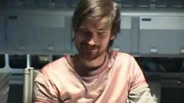 Le t-shirt rose porté par Snow (Jeremy Davies) dans Solaris