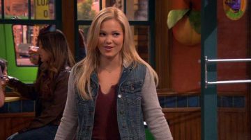 The jean jacket Lindy Watson (Olivia Holt) in It is not me! (I Didn't Do It) S01E01