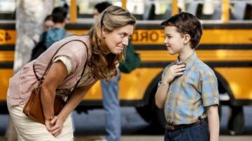 The plaid shirt Sheldon (Iain Armitage) in Young Sheldon season 1