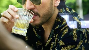 Camisa hawaiana usada por Helmer "Pacho" Herrera (Alberto Ammann) como se ve en la temporada 3 de Narcos