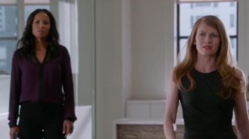 Le chemisier bordeaux de Valerie Anderson (Rose Rollins) dans The Catch S02E01