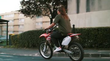 Les sneakers Adidas Stan Smith à languette rouge dans le clip La Vache de Sadek