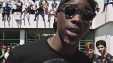 Les lunettes de soleil portées par MHD dans son clip Bravo