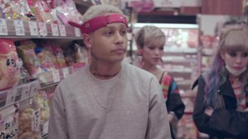 La visière Lacoste rose de Joke dans son clip Harajuku