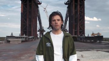 La veste verte Umbro de Orelsan dans son clip Basique