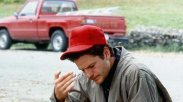 La gorra roja de Louis Creed (Dale Midkiff) en Simetierre