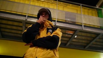 Le blouson noir et jaune The North Face dans le clip Dans les airs de Blaiz