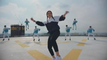 La sudadera blanca y negra de Jain en su video musical Dynabeat