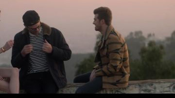 La veste marron à rayures dans le clip Let You Go de  The Chainsmokers