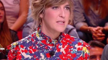 La chemise multicolore à col montant de Daphné Bürki dans Quotidien