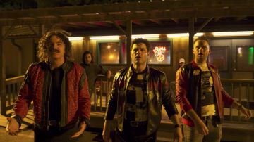 Le blouson clouté de Max Chilblain (Seth MacFarlane) dans Logan Lucky