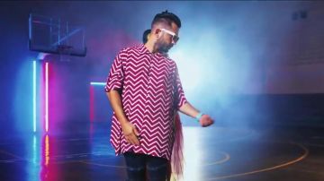 La chemise à motifs dans le clip Swish Swish de Katy Perry