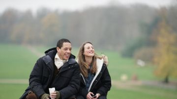 Le manteau de Andrea Martel (Camille Cottin) dans Dix pour cent S01E05