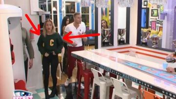 Le sweatshirt vert de Charlène dans Secret Story