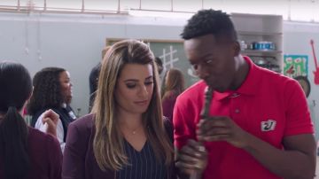 Polo rojo usado por Courtney Rose (Brandon Micheal Hall) como se ve en The Mayor S01E02
