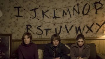 Fondo de pantalla de Joyce Byers (Winona Ryder) Home como se ve en Stranger Things S01E03