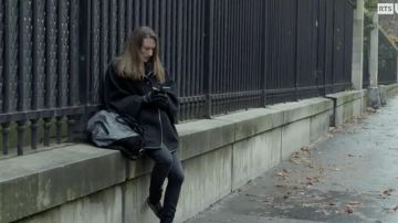 Le manteau noir de Andréa Martel (Camille Cottin) dans Dix pour cent S01E02