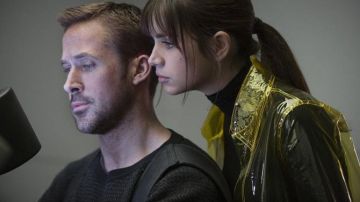 The jacket transparent yellow Joi (Ana de Armas) in Blade Runner 2049