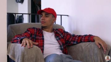 La chemise rouge à carreaux de Mister V dans sa vidéo Le Service