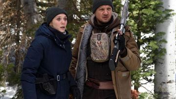 The jacket / parka brown Cory Lambert (Jeremy Renner) in Wind River