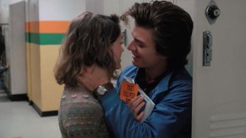 The watch of Steve Harrington (Joe Keery) in Stranger Things S02E01
