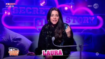 Le pull porté par Laura dans Secret Story du 2 novembre 2017