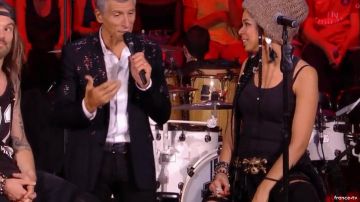 La boucle de ceinture tête de mort de Samaha Sam des Shaka Ponk dans Taratata 25 ans