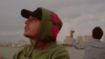La sudadera con capucha caqui / sudadera con capucha con flores VSO en su clip Male PartyGoers