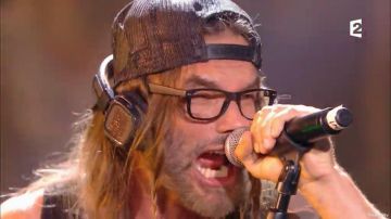 Le casque audio de Frah des Shaka Ponk dans Taratata 25 ans