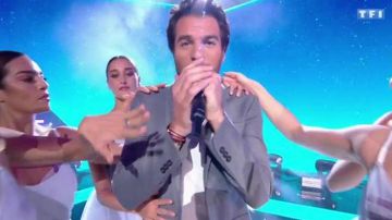 La veste d'Amir pendant la performance de "On Dirait" aux NRJ Music Awards 2017