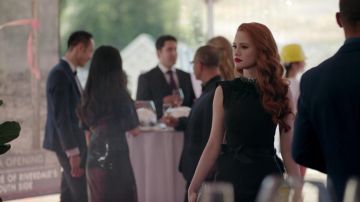 La robe noire portée par Cheryl Blossom (Madelaine Petsch) dans Riverdale S02E05