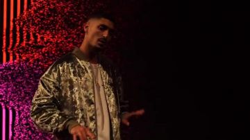 Le bomber doré en velours de Sneazzy dans son clip Skurt Cobain