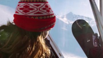 Le bonnet de Zoey Deutch dans le clip Perfect de Ed Sheeran